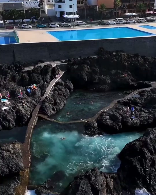 Piscine naturali di roccia lavica con acqua cristallina, vista dall'alto